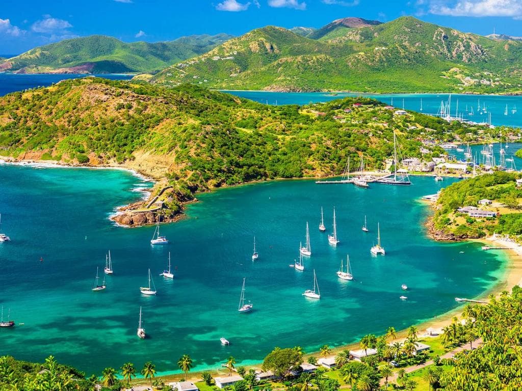 Prekrasan pogled na St. Thomas, slikoviti otok na Karibima, koji prikazuje bujno zelenilo i tirkizne vode